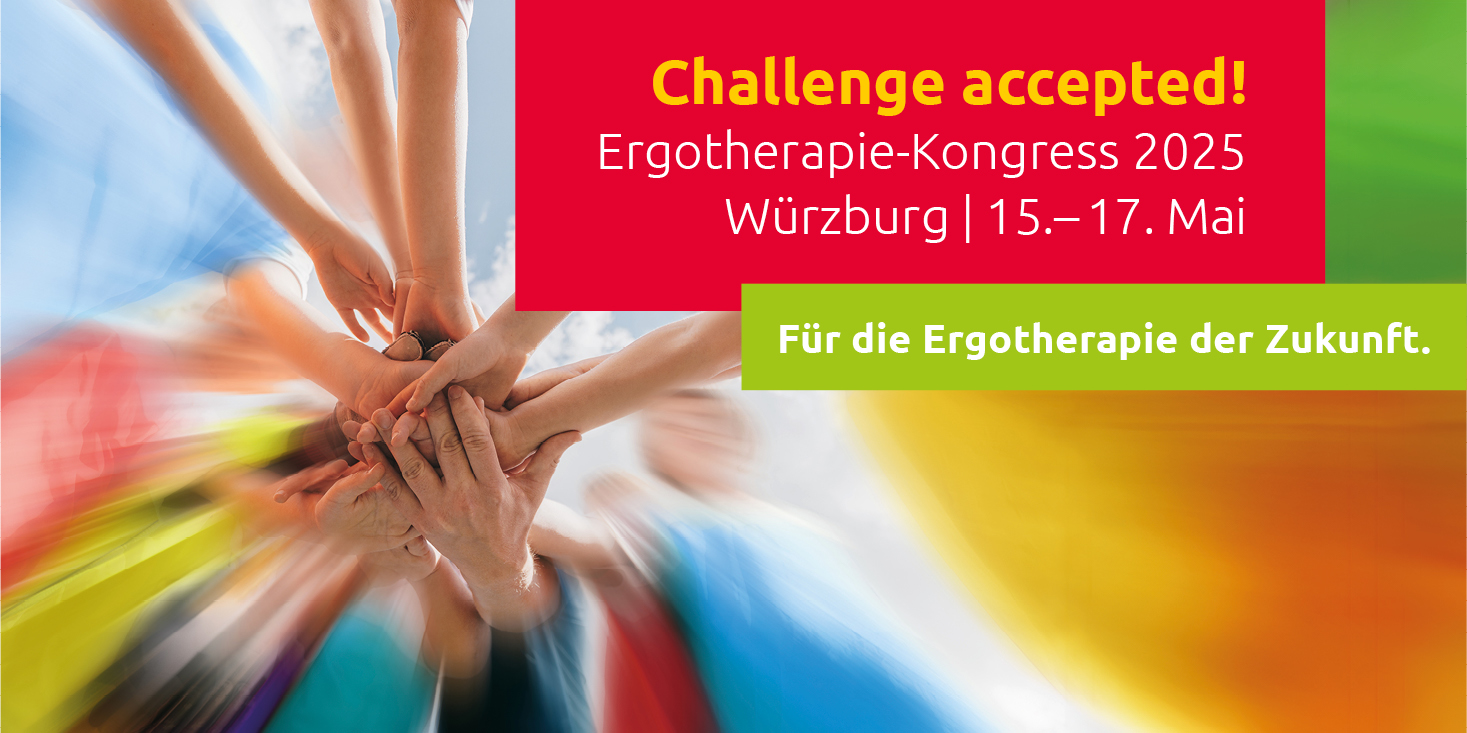 Das Bild zeigt viel Hände, die dynamisch alle aufeinander liegen und symbolisiert den Zusammenhalt eines Teams oder einer Gemeinschaft. 