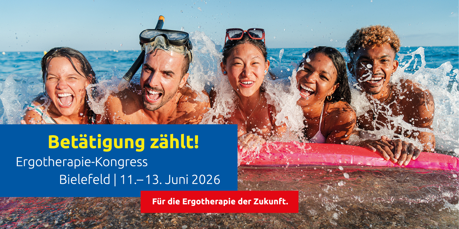 Das Bild zeigt viel Hände, die dynamisch alle aufeinander liegen und symbolisiert den Zusammenhalt eines Teams oder einer Gemeinschaft. 
