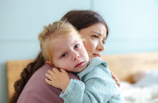 Tod und Trauer bei Kindern: offener Umgang der Eltern mit dem Thema ist besser als Schweigen und Stigmatisieren