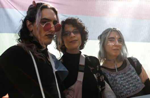 Raum für Vielfalt schaffen: So lassen sich Behandlung von und Umgang mit trans* und nichtbinären Personen verbessern